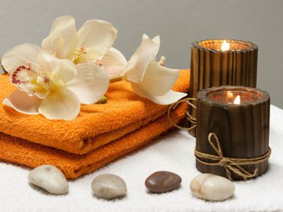 Kerzen, Handtücher und Blumen, Pixabay